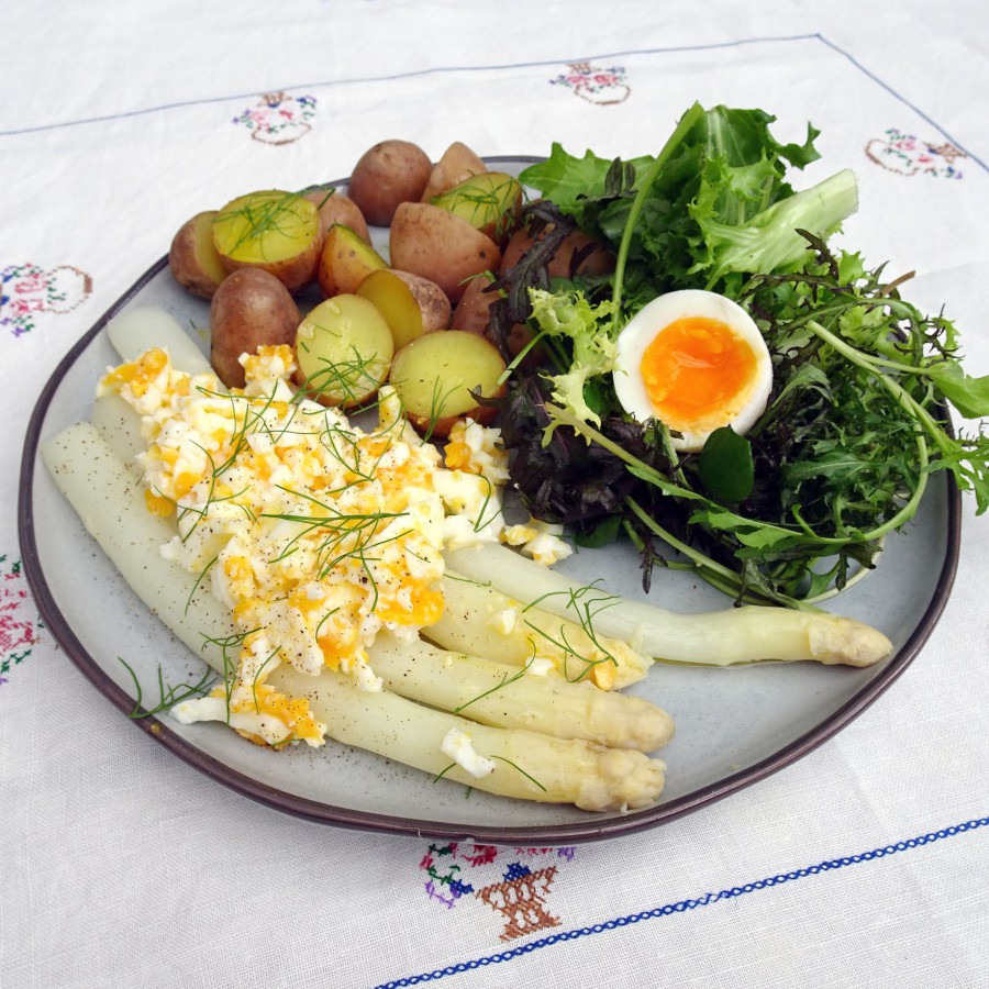 Asperges met ei en krieltjes