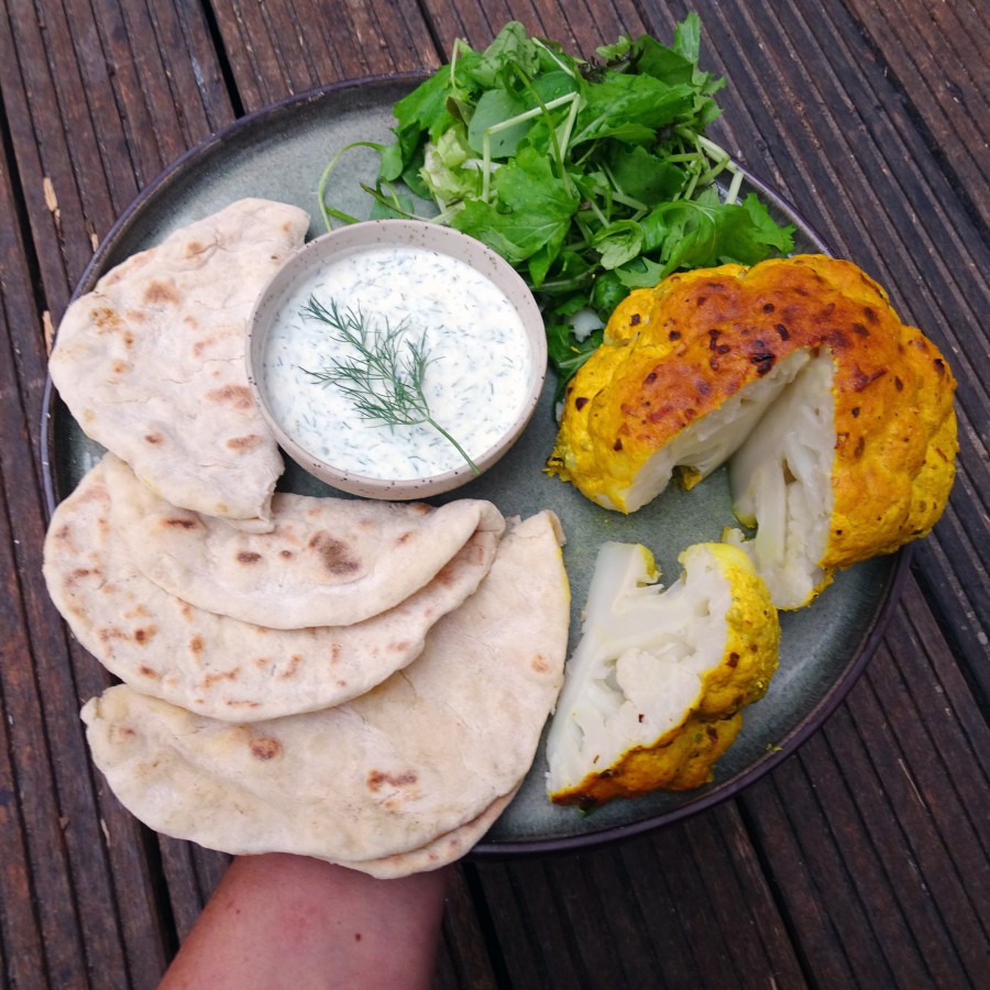 Bloemkool met yoghurt en pita