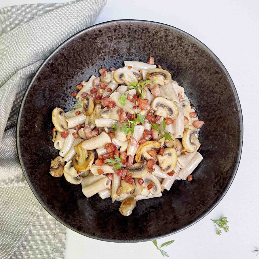 Pasta met spekjes, champignons en room