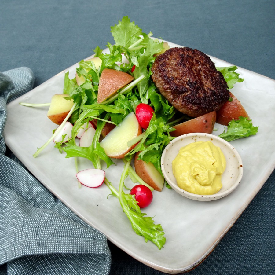 Salade raapstelen met burgers