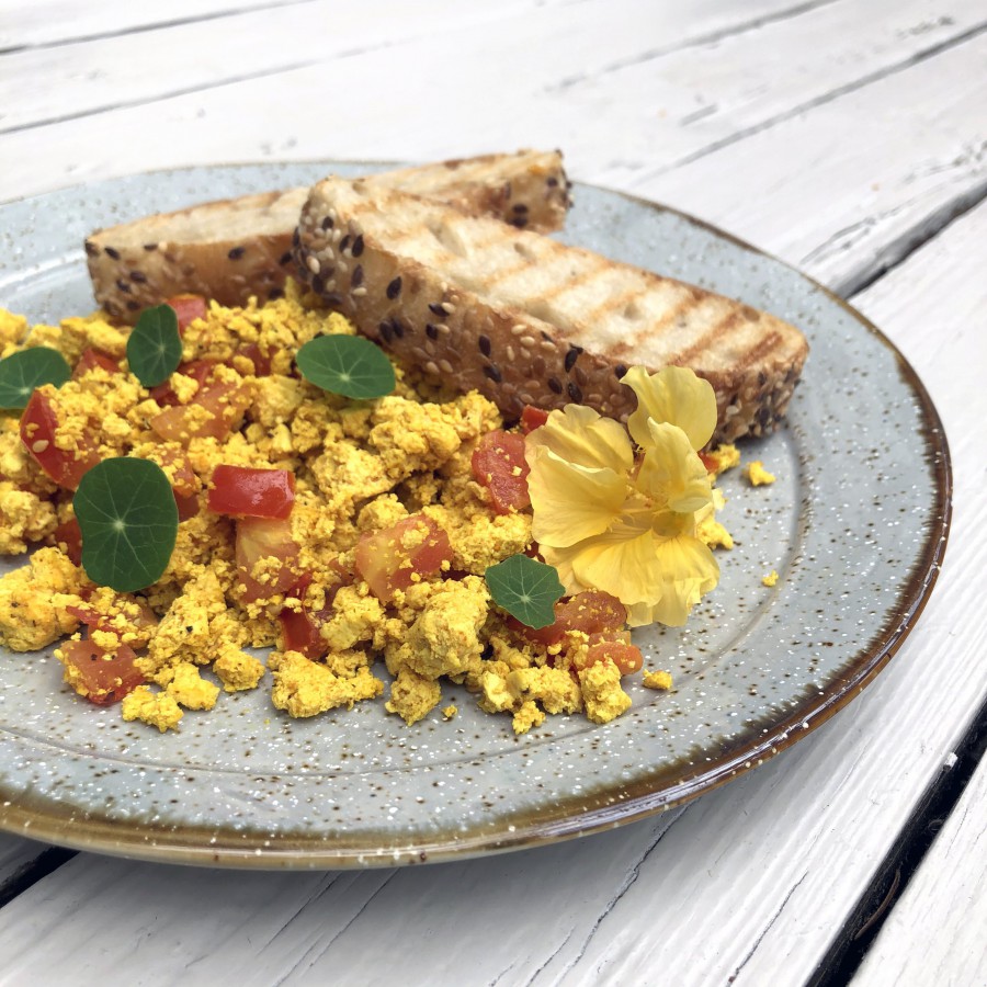 Scrambled Tofu met tomaat op toast