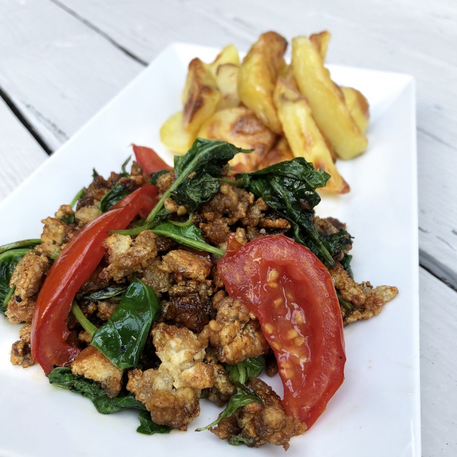 Tofu gehakt met spinazie, tomaat en aardappeltjes