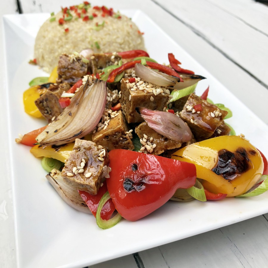 Tofu met roergebakken paprika en quinoa