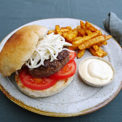 Broodje hamburger met knolselderijfriet