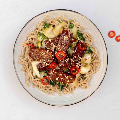 Noodles met tempeh en sticky saus