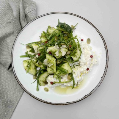 Salade landkraal, courgette en geitenkaascreme