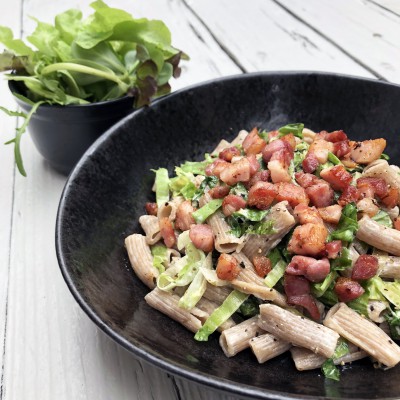 Snelle pasta met andijvie en spekjes