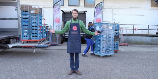 Initiatiefnemer Maarten Bouten staat voor het verzamelpunt in Rotterdam